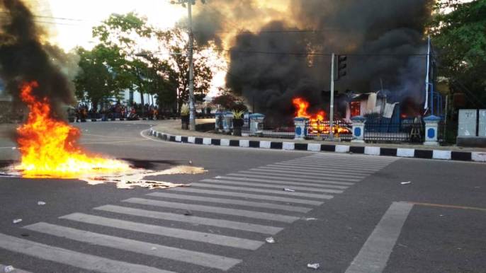 Pos polisi lalulintas di Taman Kantor Wali Kota Kendari dibakar massa aksi. (Foto: Maykhel Rizky/SULTRAKINI.COM).