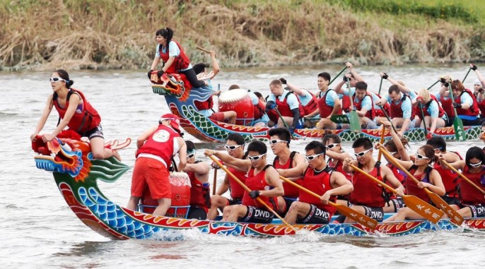 Ilustrasi kompetisi dragon boat (Sumber: GARDANASIONAL)