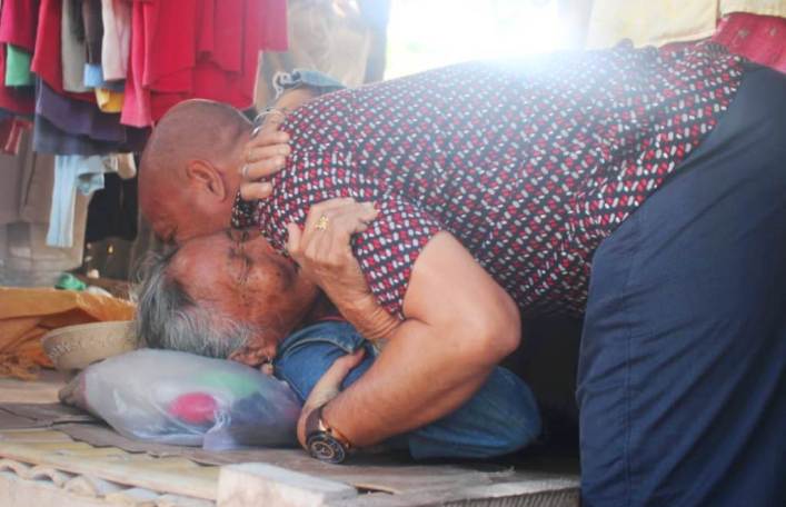 H. Abdul Rasyid saat memeluk pedagang lansia di Pasar Sentral Wakatobi (Foto: Amran Mustar Ode/SULTRAKINI.COM)