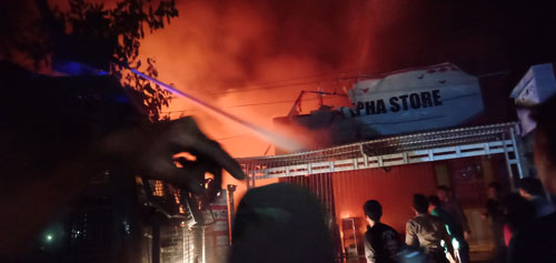 Suasana pemadaman saat api membakar lima rumah warga di  Kelurahan Ambekairi, Kecamatan Unaaha, Kabupaten Konawe. Foto: Ulul Azmi/SULTRAKINI.COM