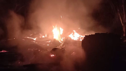Kondisi rumah Diono yang telah hangus terbakar di Kelurahan Lambuya, Kecamatan Lambuya, Kabupaten Konawe, Rabu malam (11/9/2019). (Foto: Istimewa)