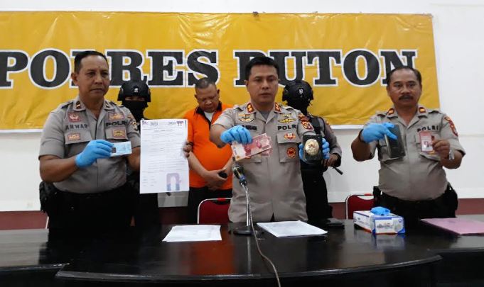 Kapolres Buton, AKBP Agung Ramos Paretongan Sinaga (tengah), saat memperlihatkan barang bukti kasus pemerasan dan penipuan, Sabtu (19/10/2019). (Foto: Aisyah Welina/SUTRAKINI.COM)