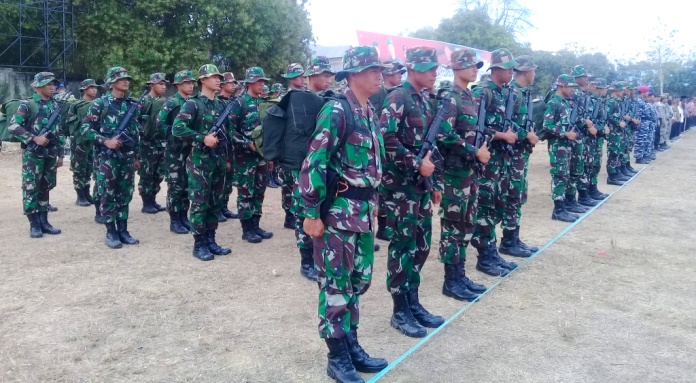 Personel TNI yang ditugaskan mensukseskan TMMD ke-106 di Kabupaten Busel, Sultra. (Foto: Aisyah Welina/SULTRAKINI.COM)