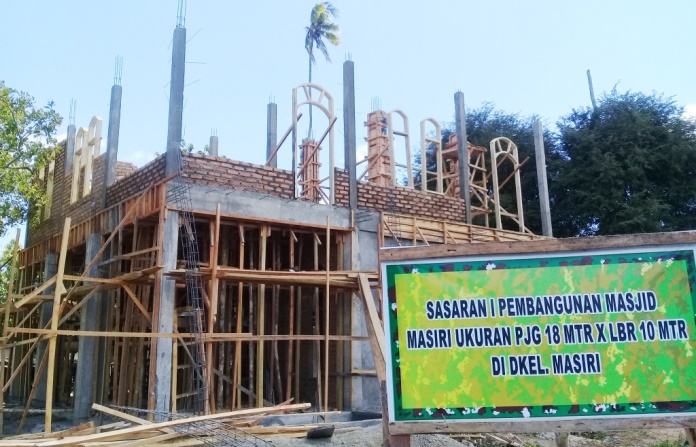 Masjid Masiri hari pertama pembangunan, pemasangan batako dinding masjid lantai 2. (Foto: Aisyah Welina/SULTRAKINI.COM)