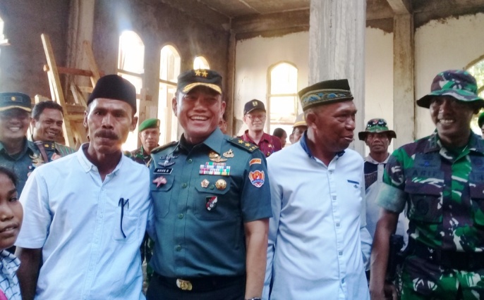 Warga menyambut meriah kedatangan Perwira Tinggi Staf Kasat TNI-AD Mayor Jenderal TNI Agus Suhardi di Kecamatan Batauga pada Kamis (10/10/2019). (Foto: Aisyah Welina/SULTRAKINI.COM).