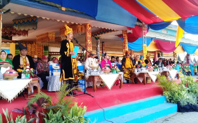Wali Kota Baubau, AS Tamrin, membuka Karnaval Pesona Tari Lolosal dan Pesona Tenun, Rabu (16/10/2019). (Foto: Aisyah Welina/SULTRAKINI.COM)