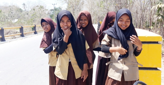 Wa Ode Erni bersama teman-temannya saat pulang sekolah. (Foto: Aisyah Welina/SULTRAKINI.COM)