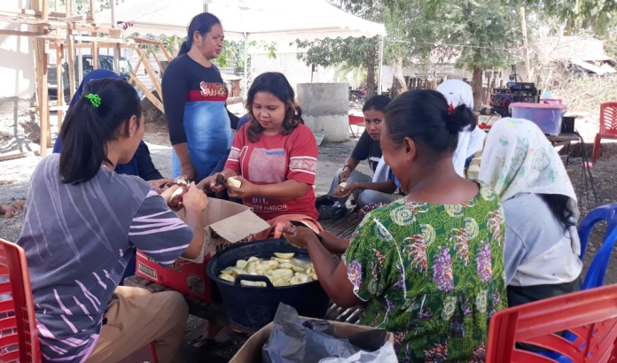 Kelompok memasak dari emak-emak di Busel sedang menyiapkan hidangan bagi para tentara program TMMD ke-106. (Foto: Aisyah Welina/SULTRAKINI.COM)