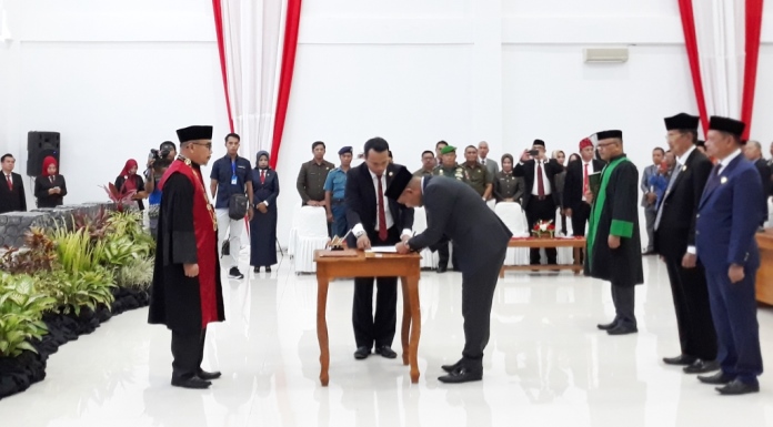 Pelantikan unsur pimpinan DPRD Baubau, Senin (28/10/2019). (Foto: Aisyah Welina/SULTRAKINI.COM)
