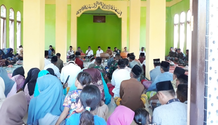 Danramil 1413/Batauga, Kapten Inf Muhammad Arfan memberikan sambutan pada acara syukuran dan perpisahan antara masyarakat dengan personel TMMD di Masjid Masiri. (Foto: Aisyah Welina/SULTRAKINI.COM)