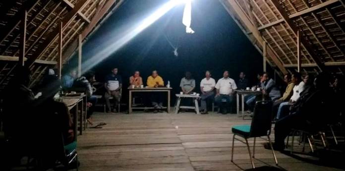 Pertemuan pihak Pemda Wakatobi dengan masyarakat Liya Raya membahas persoalan air bersih, Kamis (17/10/2019). (Foto: Amran Mustar Ode/SULTRAKINI.COM)