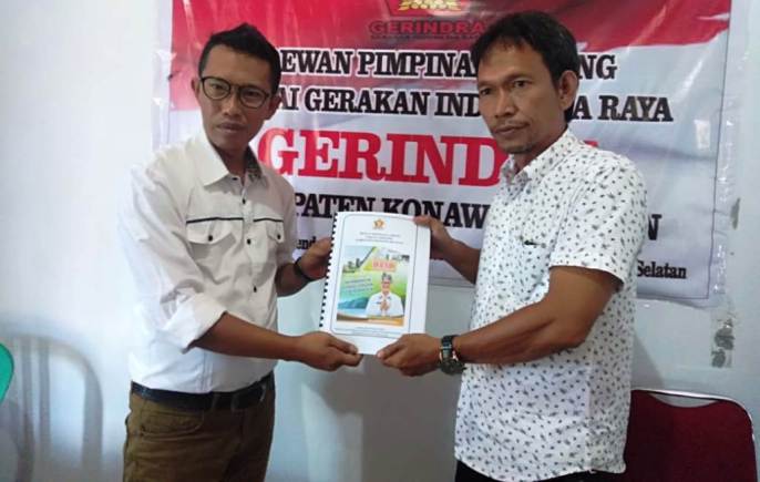 Nanang Supratman saat mengembalikan Formulir bakal calon Bupati (Bacabup) Kabupaten Konawe Selatan ke Tim Penjaringan Partai Gerindra, Senin (28/10/2019). (Foto: Istimewa).