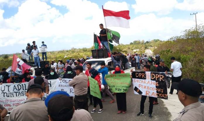 Unjuk rasa saat proses pelantikan anggota DPRD Wakatobi periode 2019-2024, Selasa (1/10/2019). (Foto: Amran Mustar Ode/SULTRAKINI.COM)