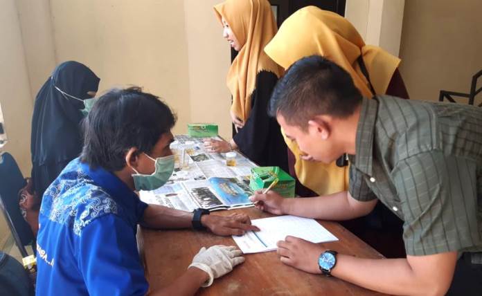 BNNP Sultra tes urine kepada calon wisudawan dan wisudawati di IAIN Kendari. (Foto: Istimewa)