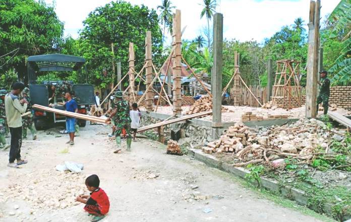 Pembangunan Balai pertemuan di lingkungan Kolowu, Kelurahan Masiri, Kecamatan Batauga, Kabupaten Buton Selatan. (Foto: Dok. Kodim 1413/Buton)