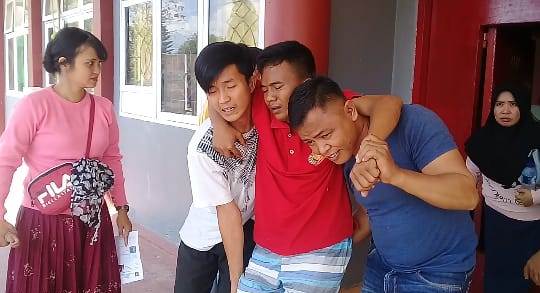 Tampak Muhammad Farhan Fadillah menahan sakit ketika hendak dibawa ke RSUD Kabupaten Konawe. (Foto: Istimewa)