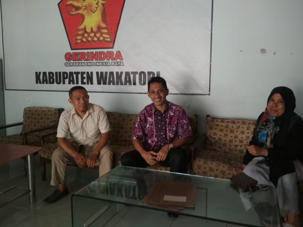 Sekretaris Gerindra Wakatobi, Hamsir (tengah). (Foto: Istimewa).