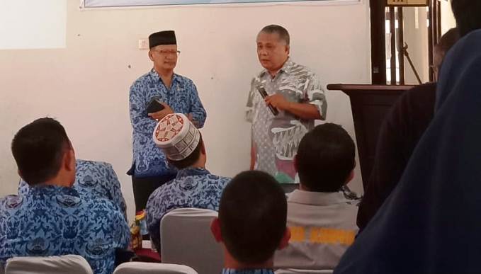 Bupati Konawe Kery Saiful Konggoasa, didampingi Kepala Dinas PM-PTSP Konawe Burhan saat peluncuran aplikasi SiCANTIk dan OSS, Kamis (17/10/2019). (Foto: Istimewa).