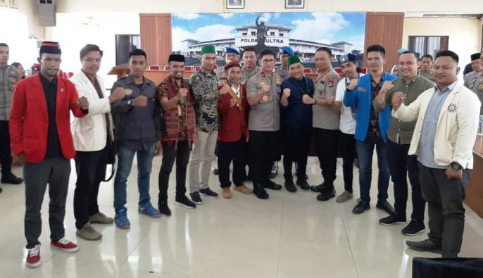 Kelompok Cipayung Plus Sultra saat bertemu Kapolda Sultra, Brigjend Merdisyam, Jumat (18/10/2019). (Foto: Istimewa)