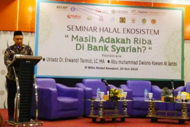 Kepala Bagian Pengawasan OJK Sultra, Maulana Yusup, saat membawakan sambutan di seminar Halal Ekosistem yang di selenggarkan oleh MES Sultra, Minggu (20/10/2019) (Foto: OJK Sultra)