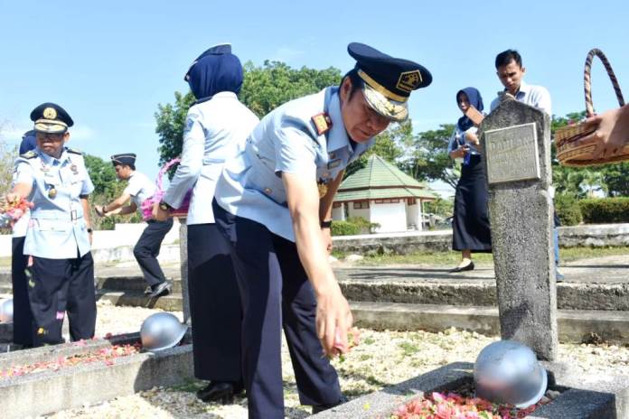 Kanwil Kemenkumham Sultra upacara sekaligus ziarah ke Taman Makam Pahlawan Watubangga Kendari, Jumat (25/10/2019). (Foto: Istimewa)