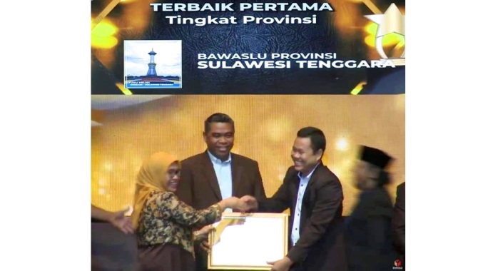 Ketua Bawaslu Sultra, Hamiruddin Udu menerima penghargaan Bawaslu Award 2019 di Jakarta. (Foto: Dok. Bawaslu Sultra)