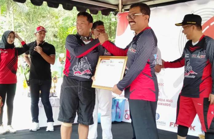 Penyerahan sertifikat penghargaan DILAN Award. (Foto: Istimewa)