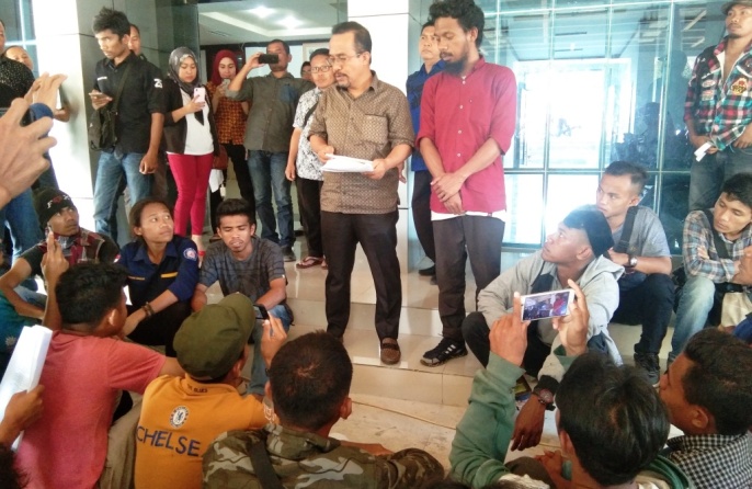 Sukarman menerima massa aksi Jong Celebes di Kantor DPRD Sultra, Kamis (3/10/2019). (Foto: La Niati/SULTRAKINI.COM).
