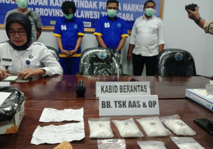 Press rilis pengungkapan kasus tindak pidana narkotika oleh BNNP Sultra, Selasa (8/10/2019). (Foto : Hasrul Tamrin/SULTRAKINI.COM)