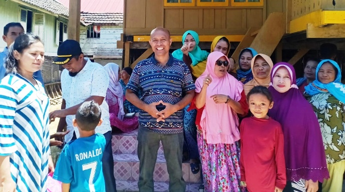 Sejumlah emak-emak di Pulau Wakatobi menyambut Abdul Rasyid. (Foto: Amran Mustar Ode/SULTRAKINI.COM).