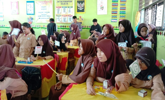 Sosialisasi IAI Sultra tentang pemanfaatan obat sejak dini kepada siswa-siswi di SD 37 Kendari. (Foto: Hasrul Tamrin/SULTRAKINI.COM)