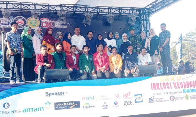 Foto Bersama Saat Pembukaan Expo Kewirausahaan dan Inklusi Keungan OJK 2019 di Lapangan Sepak Bola UHO, Jumat (18/10/2019). (Foto: Wa Rifin/SULTRAKINI.COM)