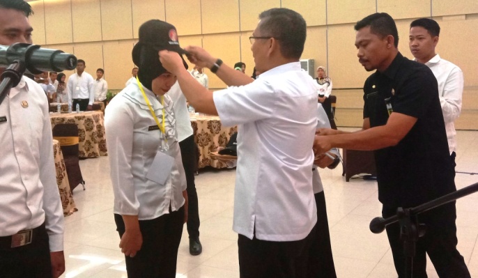 Penyematan topi oleh Wali Kota Kendari Sulkarnain Kadir sebagai tanda peserta pendidikan bela negara. (Foto: Hasrul Tamrin/SULTRAKINI.COM)