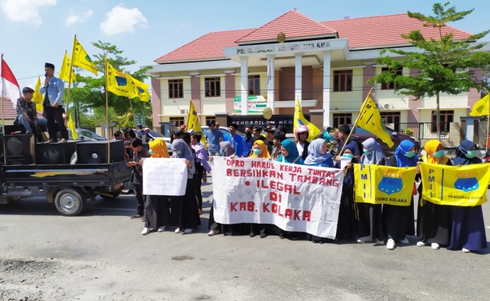 Demonstrasi PMII di depan Kantor DRPD Kolaka. (Foto: Suparman Sultan/SULTRAKINI.COM)