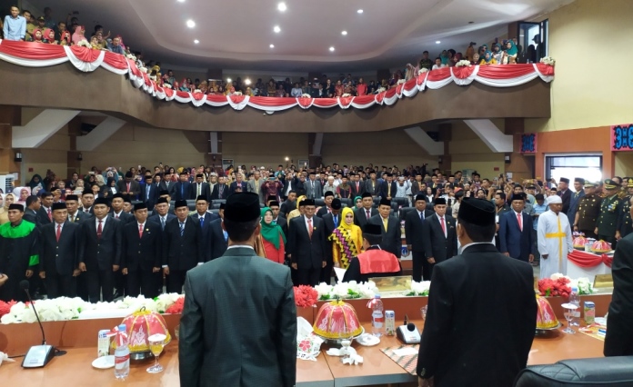Proses pelantikan anggota DPRD Kolaka, Senin (28/10/2019). (Foto: Suparman Sultan/SULTRAKINI.COM)