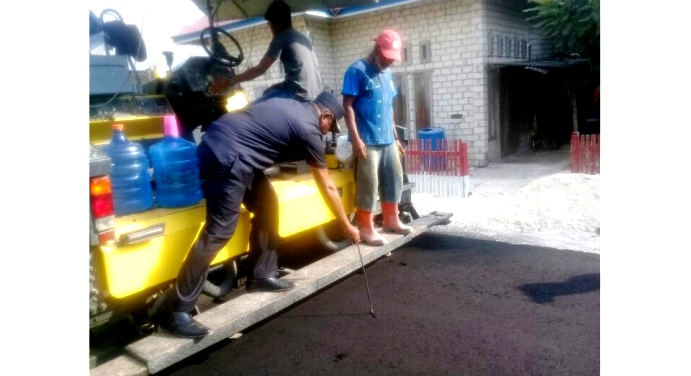 Bupati Buton Tengah Smabuddin mengecek pengaspalan jalan di Karia Asuka Kecamatan Mawasangka. (Foto: Ali Tidar/SULTRAKINI.COM)