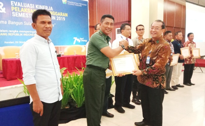 Penyerahan sertifikat penghargaan kepada Danrem 143/HO atas prestasi kinerja percepatan pelaksanaan anggaran dari pemerintah pusat oleh Dirjen Perbendaharaan Wilayah Sulawesi Tenggara. (Foto: Hasrul Tamrin/SULTRAKINI.COM)