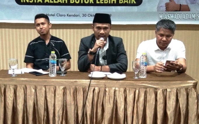 Bakal calon Bupati Butur, Muhammad Aswadi Adam (tengah). (Foto: La Niati/SULTRAKINI.COM).