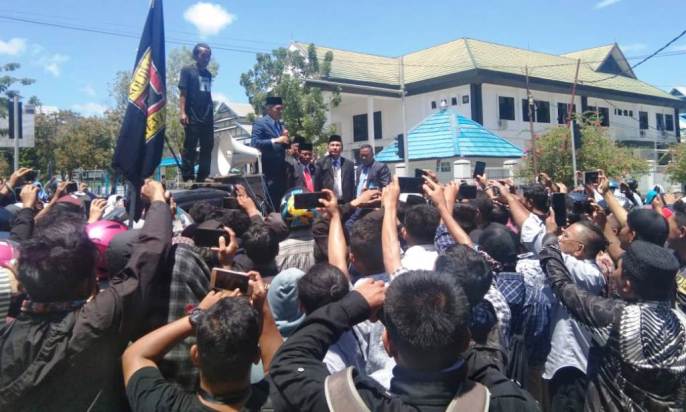 Ketua DPRD Sultra sementara, Abdurrahman Shaleh, bersama anggota lainnya menerima massa aksi. (Foto: La Niati/SULTRAKINI.COM)