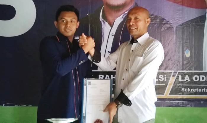 Berkas pendaftaran Abdul Rasyid diterima oleh sekretaris DPD Partai Nasdem Wakatobi, La Ode Nasrullah. (Foto: Amran Mustar Ode/SULTRAKINI.COM)