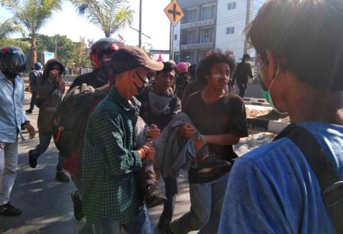 korban unjuk rasa mahasiswa kembali berjatuhan, Selasa (22/10/2019). (Foto: La Niati/SULTRAKINI.COM)