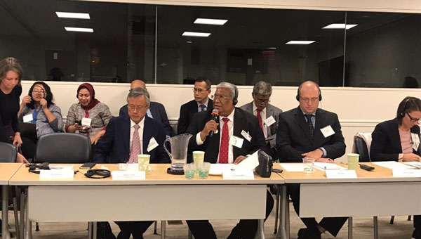 Gubernur Sultra Ali Mazi dalam forum roundtable yang dihadiri lembaga-lembaga donor international di Washington, Kamis (17 Oktober 2019). Foto: Humas Pemprov Sultra.