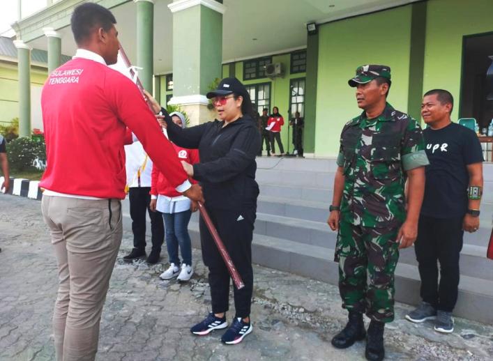 Agista Ariany didampingi Danrem saat melepas kontingen atlet hand ball Sultra yang akan berlaga di Pra PON Jawa Tengah (Foto : Istimewa)