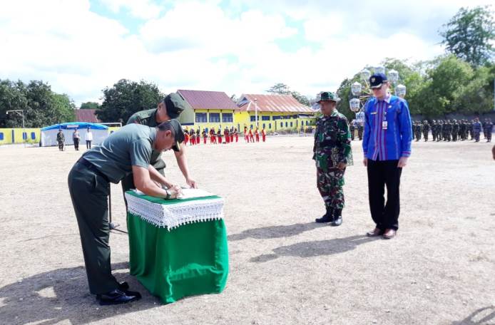Komandan Korem 143/HO, Kolonel Inf Yustinus menandatangani surat laporan TMMD ke-106, Kamis (31/10/2019). (Foto: Aisyah Welina/SULTRAKINI.COM)