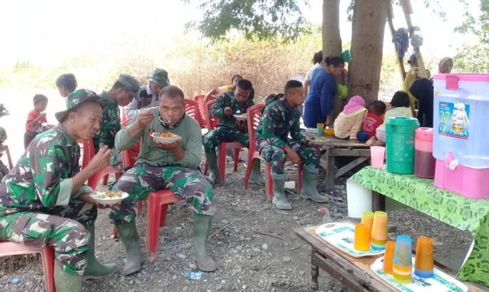 Tampak keharmonisan antara tentara dan warga Kelurahan Masiri saat makan bersama. (Foto: Aisyah Welina/SULTRAKINI.COM)