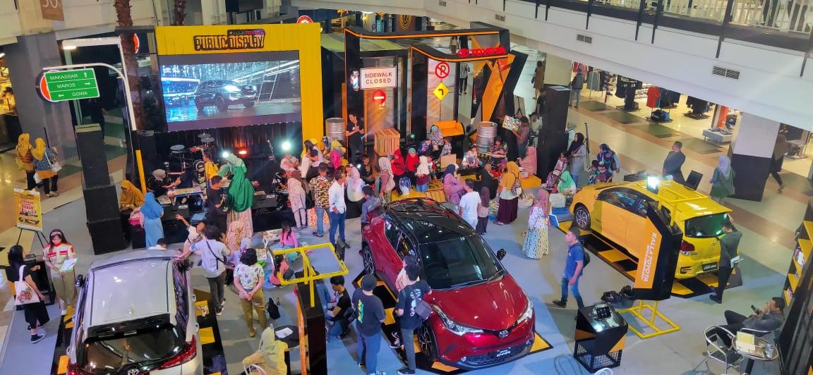 Suasana Public Display Toyota di Kota Makassar (Foto: Istimewa)