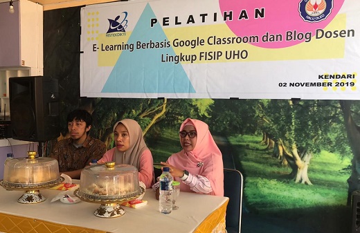 Pembukaan pelatihan e-learning. Tampak dari kiri ke kanan, La Surimi, Wa Ode Lusianai, dan Aryuni Salpiana Jabar. Foto: Dok Panitia.