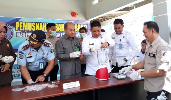 Pemusnahan barang bukti narkoba oleh BNNK Baubau, Selasa (12/11/2019). (Foto: Aisyah welina/SULTRAKINI.COM)