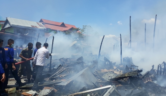 Proses pemadaman api yang membakar ruko di dekat Pantai Kamali, Kecamatan Wolio, Kota Baubau, Rabu (13/11/2019). (Foto: Aisyah Welina/SULTRAKINI.COM)