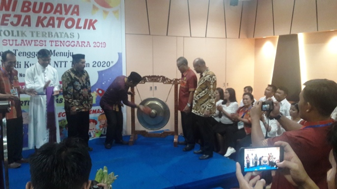 Kepala Biro Setda Prov. Sultra, Geangga Hariyanto, memukul gong untuk membuka Lomba Seni Budaya Liturgi Gereja Katolik, Jumat (Foto: Mursafal/SULTRAKINI.COM).